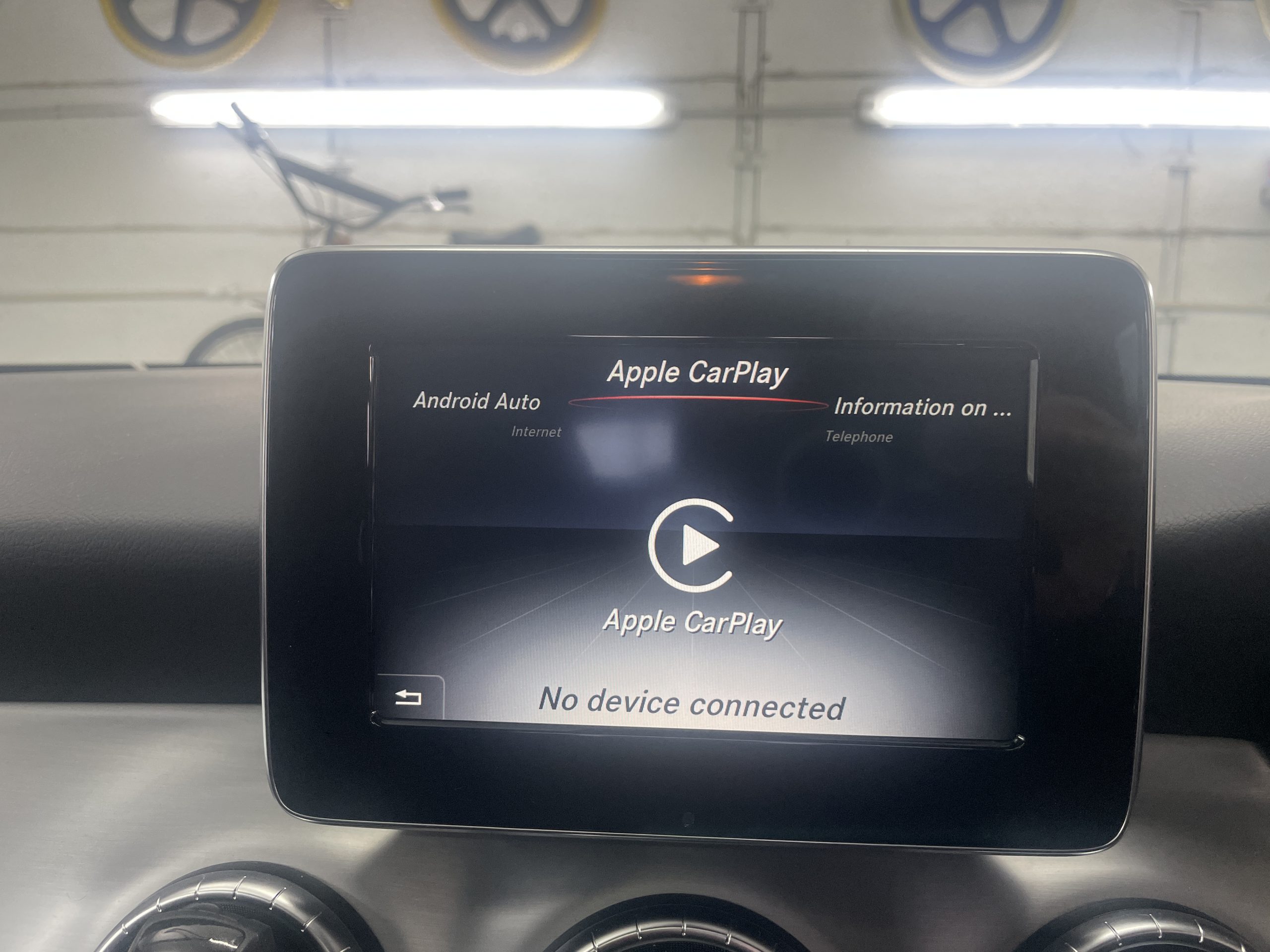 Mercedes W117 CLA CarPlay screen